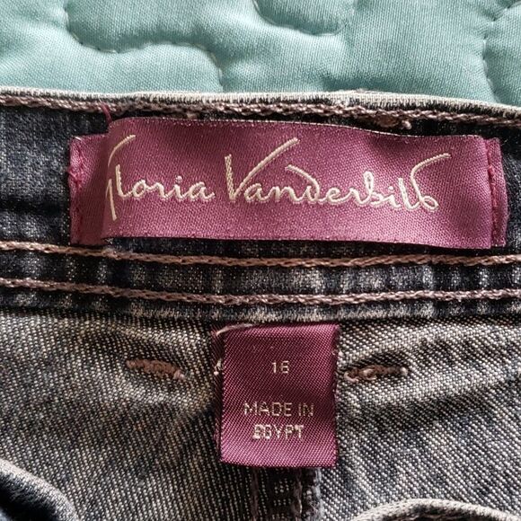 Gloria Vanderbilt Bermuda Jean Shorts. Size 16 - Picture 9 of 10